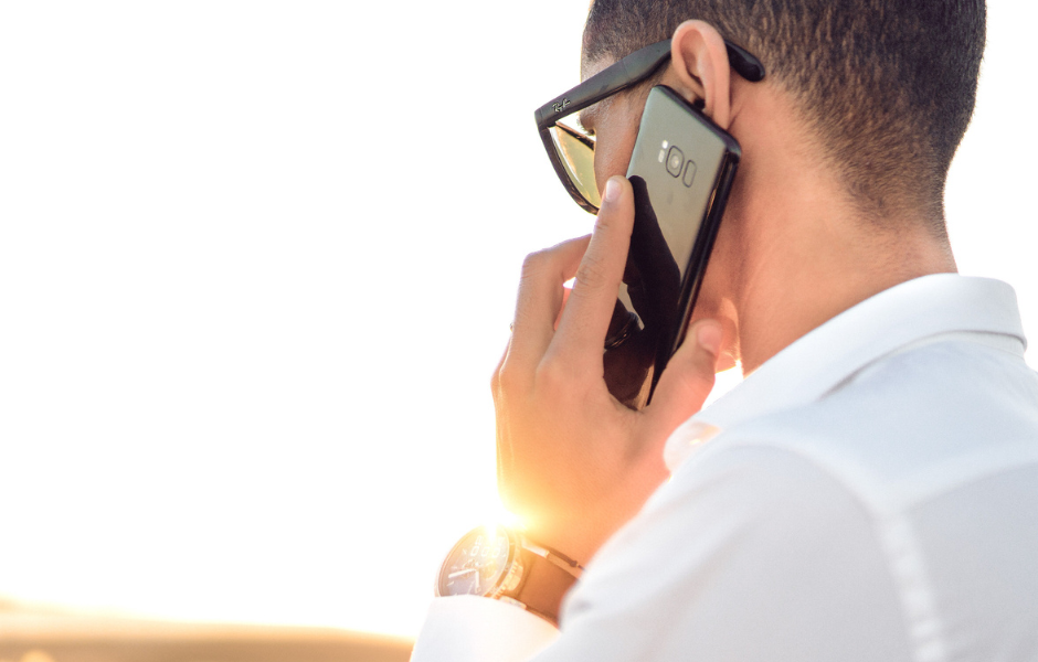 uomo al telefono