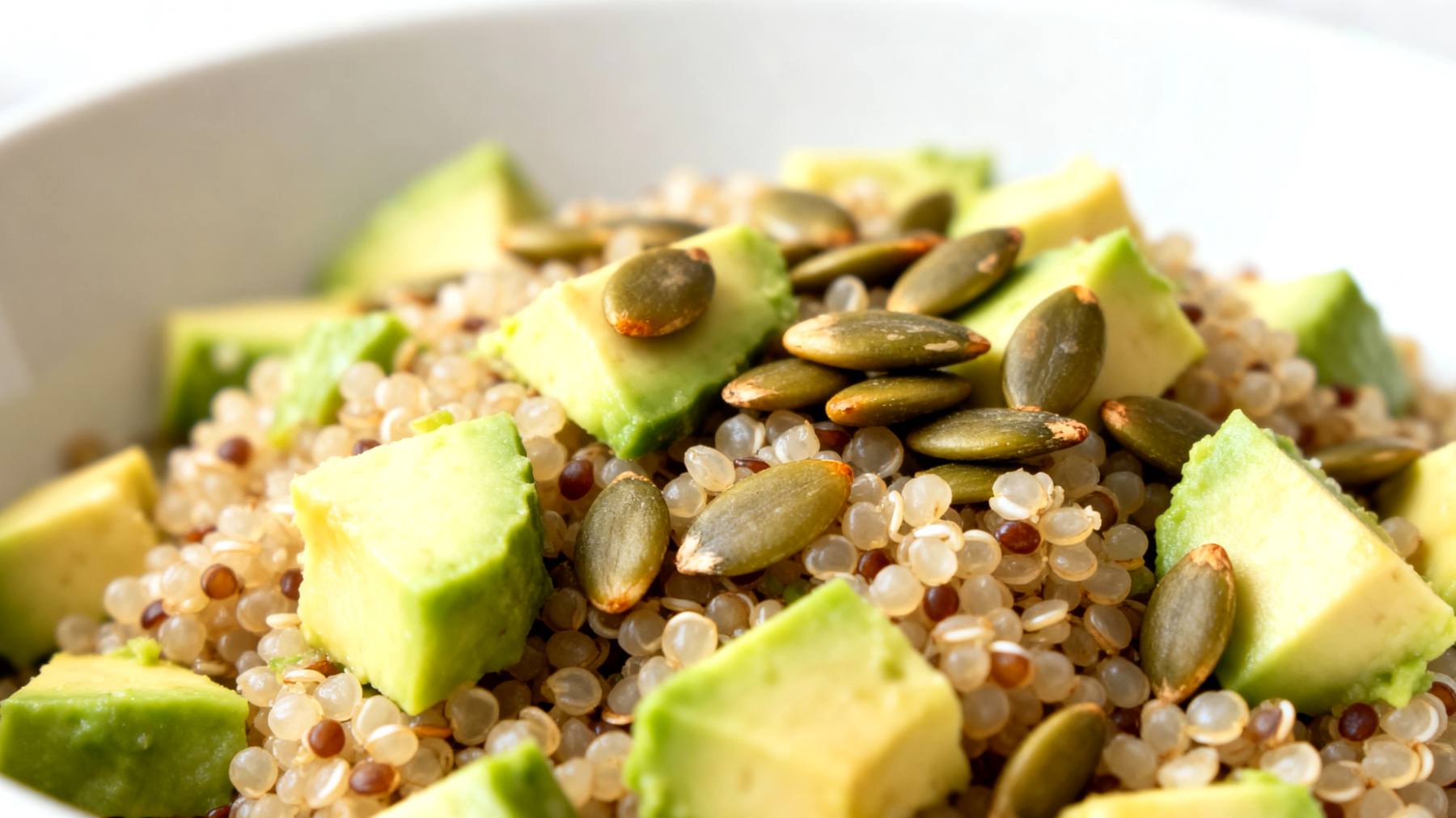 Insalata di quinoa con semi di zucca e avocado"